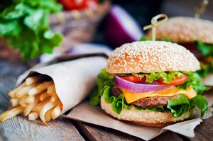 burgers et frites ; illustration d'une étude de marché HoReCa en Belgique