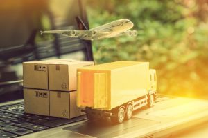 camion, paquets et avion : représentation de notre expertise dans le domaine de la logistique