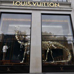 Louis Vuitton window Displays: the most beautiful and their marketing role