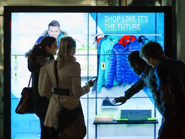 La vitrine du futur vue par Adidas : ça décoiffe !
